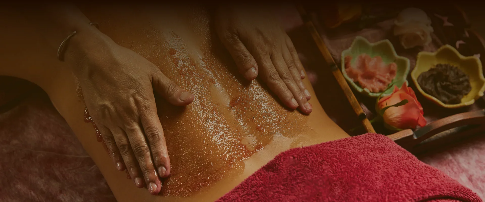 Komplexná ošetrujúca procedúra kombinujúca jemný telový peeling s relaxačnou olejovou masážou