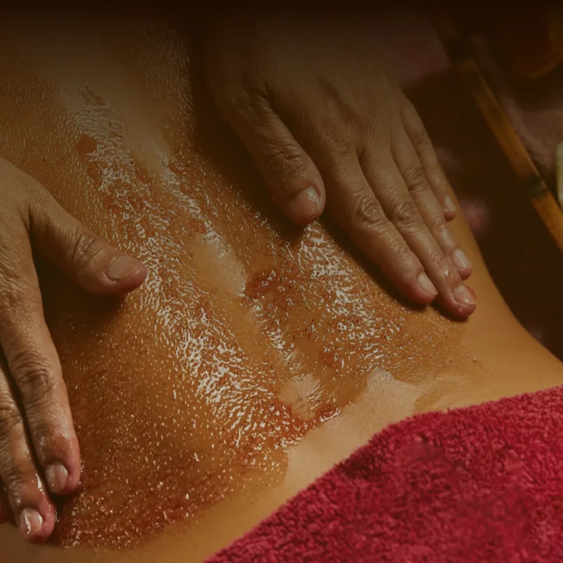 Komplexná ošetrujúca procedúra kombinujúca jemný telový peeling s relaxačnou olejovou masážou