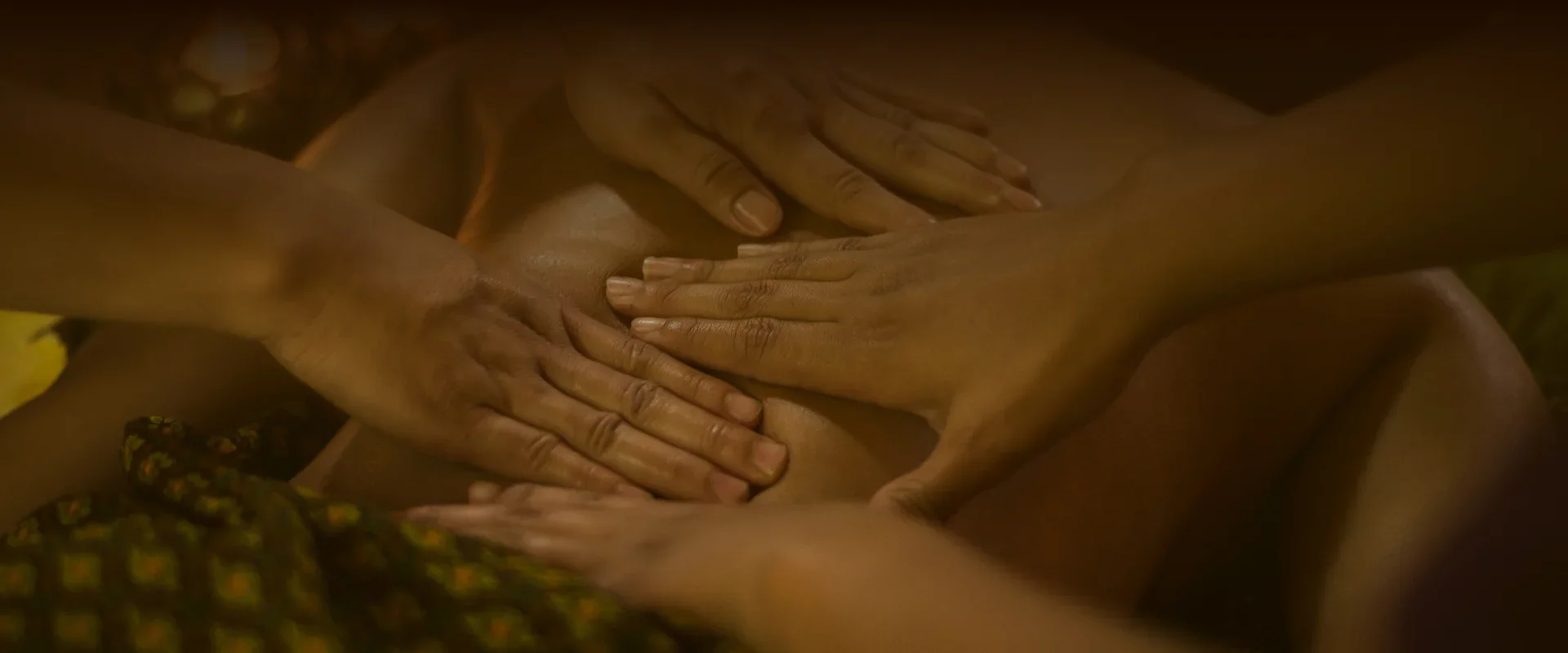 Luxusná synchronizovaná masáž dvomi terapeutmi pre dokonalú relaxáciu