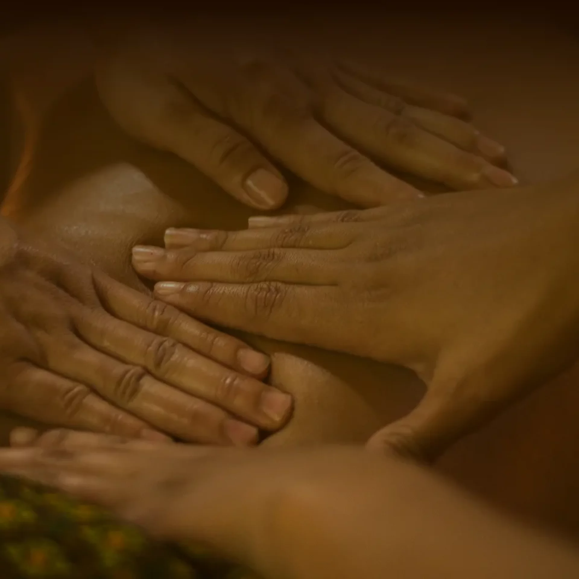 Luxusná synchronizovaná masáž dvomi terapeutmi pre dokonalú relaxáciu