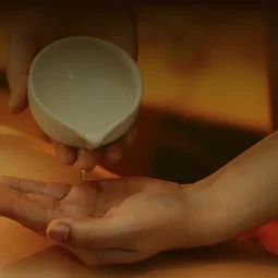 Masáž horúcim olejom