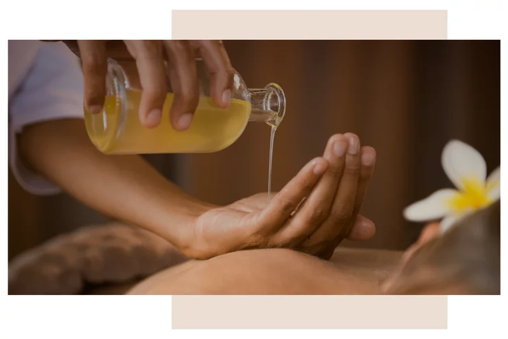 nalievanie oleja do ruky pri thajskej masazi aromaterapeutickej