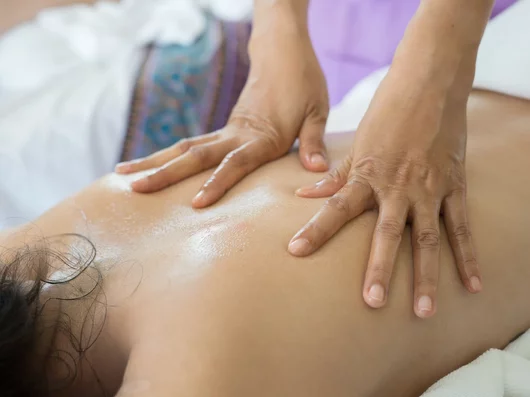 Rozdiel medzi tradičnou thajskou masážou a aromaterapeutickou olejovou masážou – čo si vybrať?